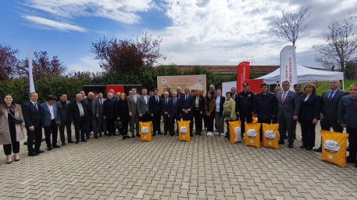 Edirne Valisi Sezer, Keşan’da yerli hibrit ayçiçeği tohumu dağıtım törenine katıldı