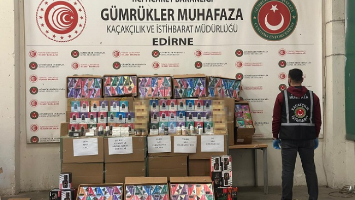 Kapıkule’de TIR’da 10 bin 400 elektronik sigara ve kaçak eşya ele geçirildi