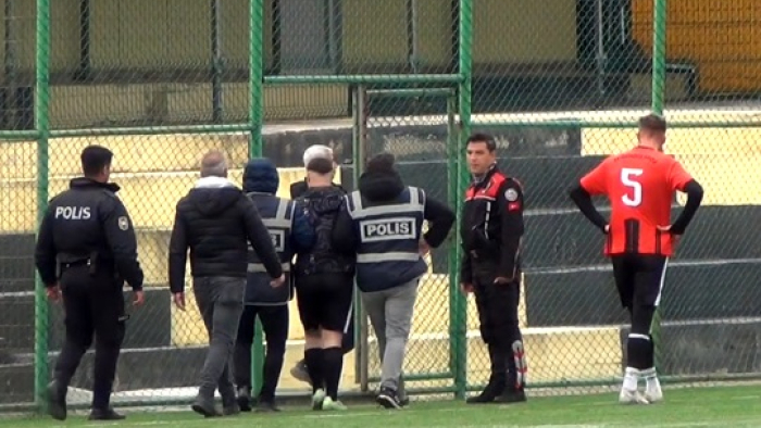 Hakemin yüzüne yumruk atan futbolcu serbest bırakıldı