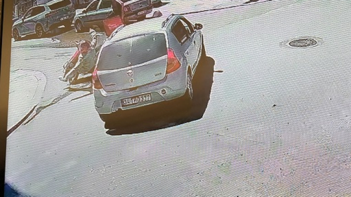 Otomobille motosikletin çarpıştığı kaza kamerada: 1 yaralı