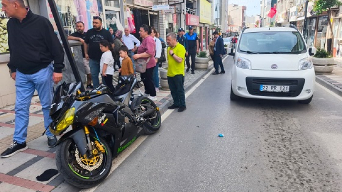 Keşan’da trafik levhasına çarpan motosikletin sürücüsü yaralandı