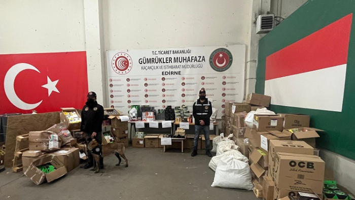 Kapıkule'de TIR'da uyuşturucu ve çok sayıda kaçak sigara malzemesi ele geçirildi