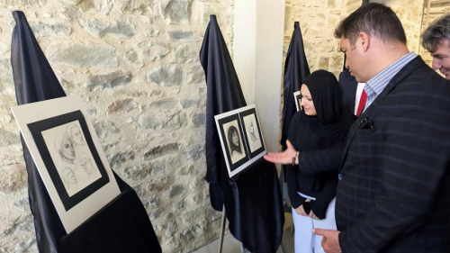 Suriyeli lise öğrencisi Zeynep, Keşan’da karakalem resim sergisi açtı