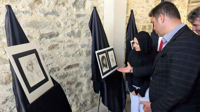 Suriyeli lise öğrencisi Zeynep, Keşan’da karakalem resim sergisi açtı