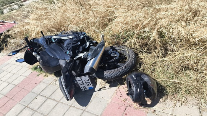 Motosikletli genç, kask sayesinde ölümden döndü