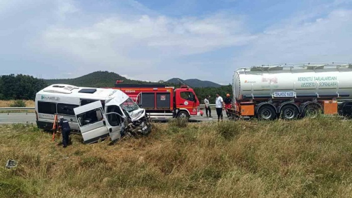 Keşan’da yolcu minibüsü tankerle çarpıştı: 16 yaralı