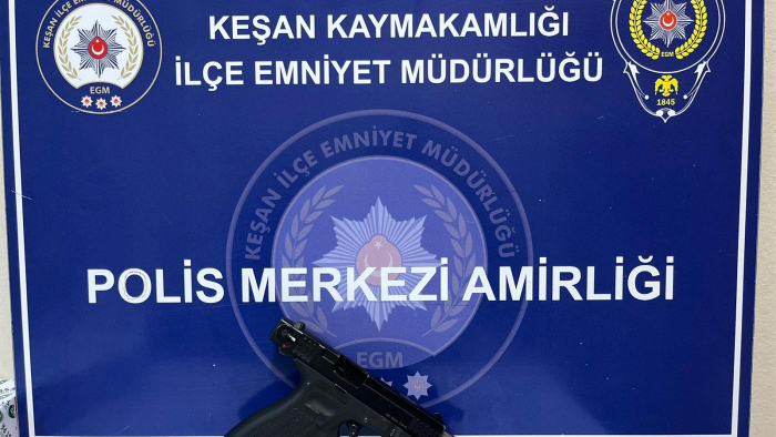 Aracında ruhsatsız av tüfeği ve tabancayla yakalandı