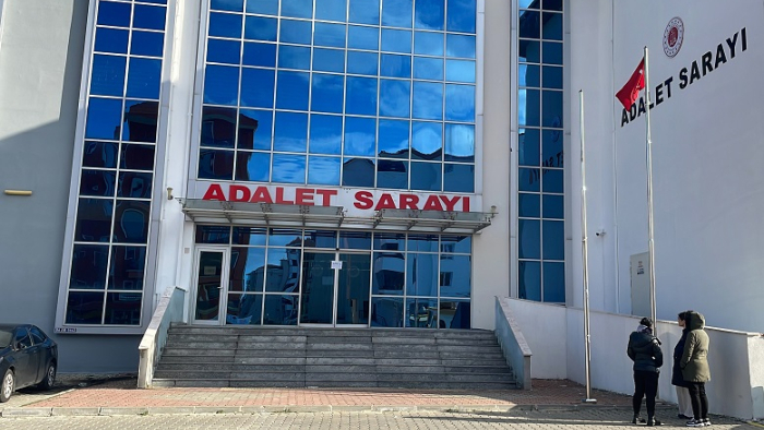 Cinayet ve silahlı tehdit suçlarından aranıyordu