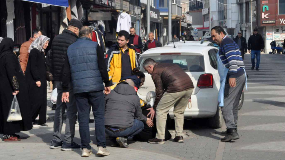 Otomobilin geri manevra yaparken çarptığı yaya yaralandı