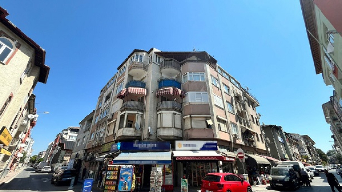 Kolonlarında hasar tespit edilen apartman tahliye edildi