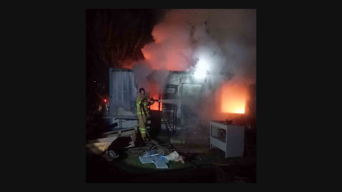 Erikli sahilinde yazlık sitenin deposu yandı