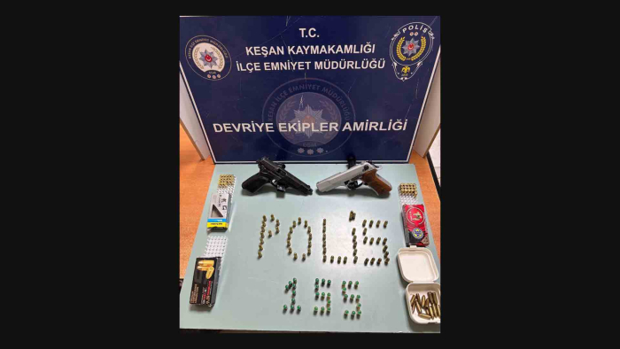 Polisin şüphelendiği araçta 2 tabanca ve 130 mermi ele geçirildi