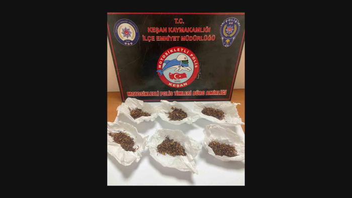 Polisin durdurduğu şüphelide peçetelere sarılı uyuşturucu ele geçirildi