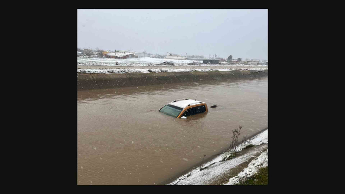 Yenikarpuzlu’da otomobil, su kanalına uçtu; kayıp sürücü aranıyor