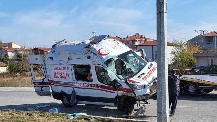 Keşan’dan, Edirne’ye hasta sevk eden ambulans, otomobille çarpıştı: 7 yaralı