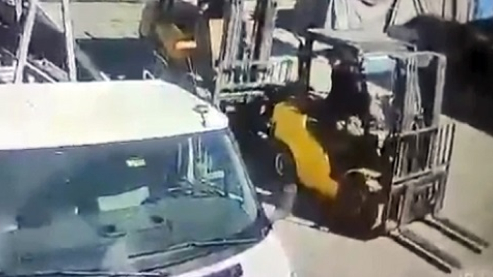 İki forkliftin arasında sıkışan işçi hayatını kaybetti
