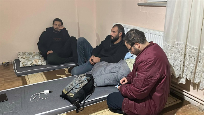 Apartmanın bodrum katında 5 kaçak göçmen yakalandı