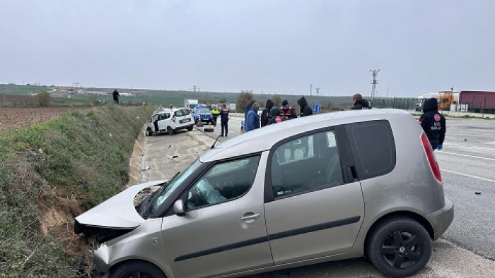 Edirne'de iki otomobil çarpıştı: 5 yaralı