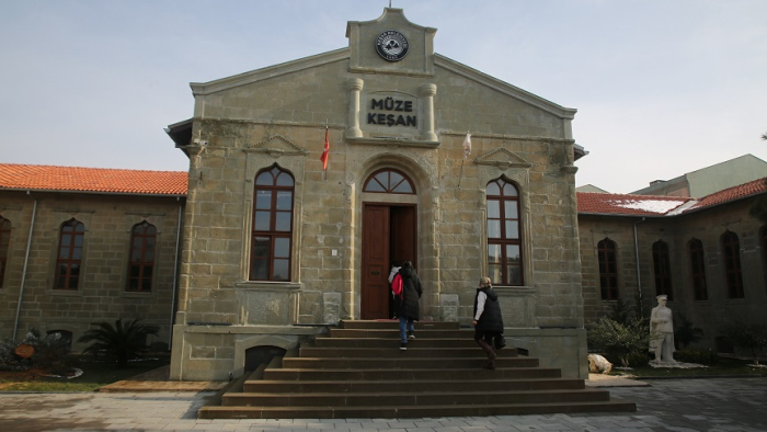Keşan Kent Müzesi’ndeki ağaçlar yoğun kardan devrilmiş