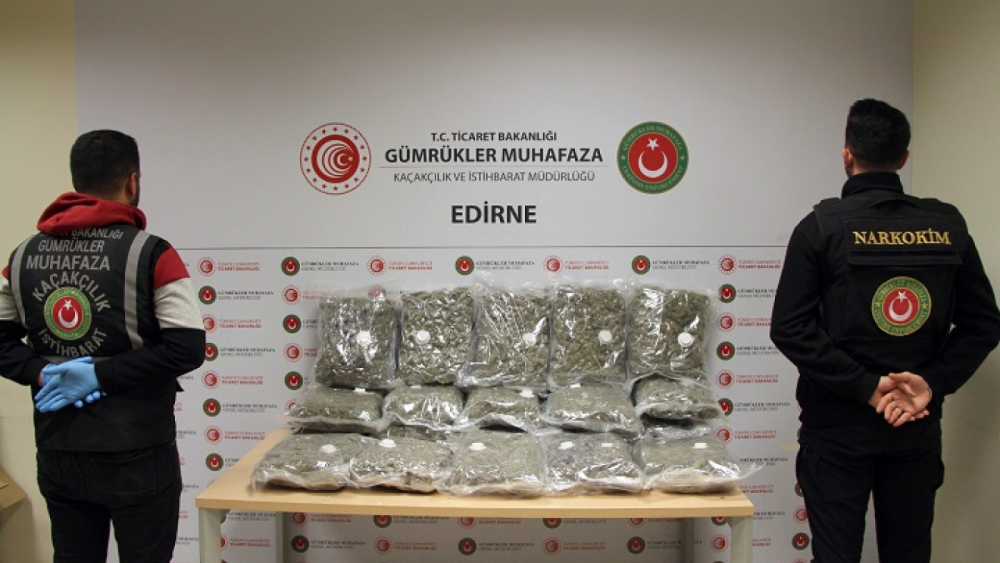 Kapıkule'de 2 TIR'da 21 kilo uyuşturucu ve 24 tabanca ele geçirildi