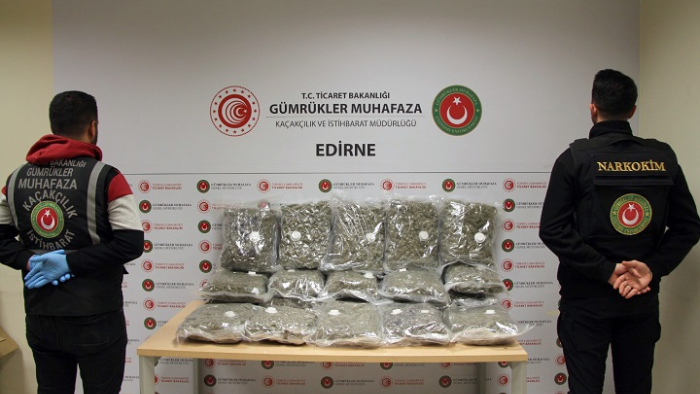 Kapıkule'de 2 TIR'da 21 kilo uyuşturucu ve 24 tabanca ele geçirildi