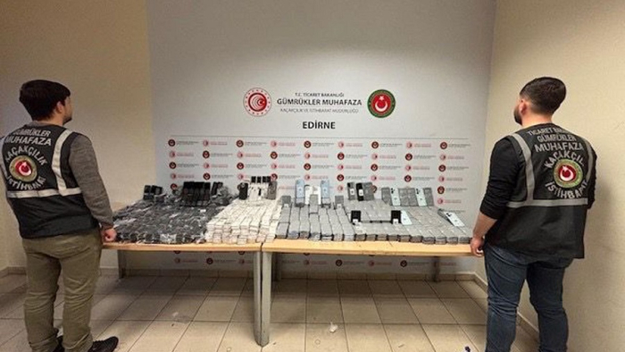 Kapıkule’de 1526 kaçak cep telefonu ele geçirildi