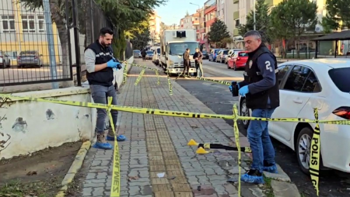 Lise öğrencisi okul önünde bıçaklandı