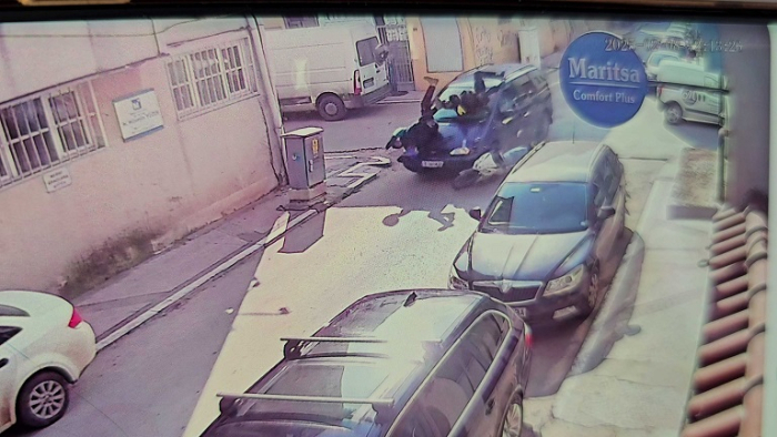 Otomobille motosikletin çarpışması sonucu 2 kişinin yaralandığı kaza kamerada