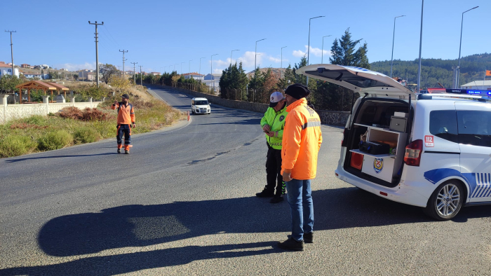 Takılı olan kaskı, hayatını kurtardı