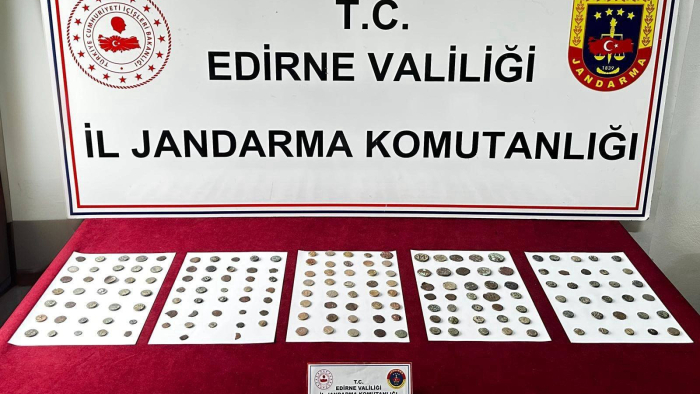 Otobüsteki yolcu üzerinde 177 sikke ele geçirildi