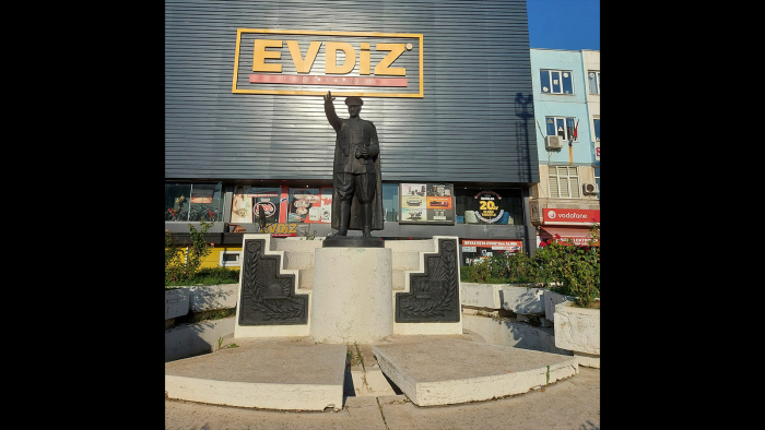 SOL Parti’den, MHP’ye cevap: Atatürk heykelinin olduğu meydana ‘Atatürk Meydanı’ adı yakışır